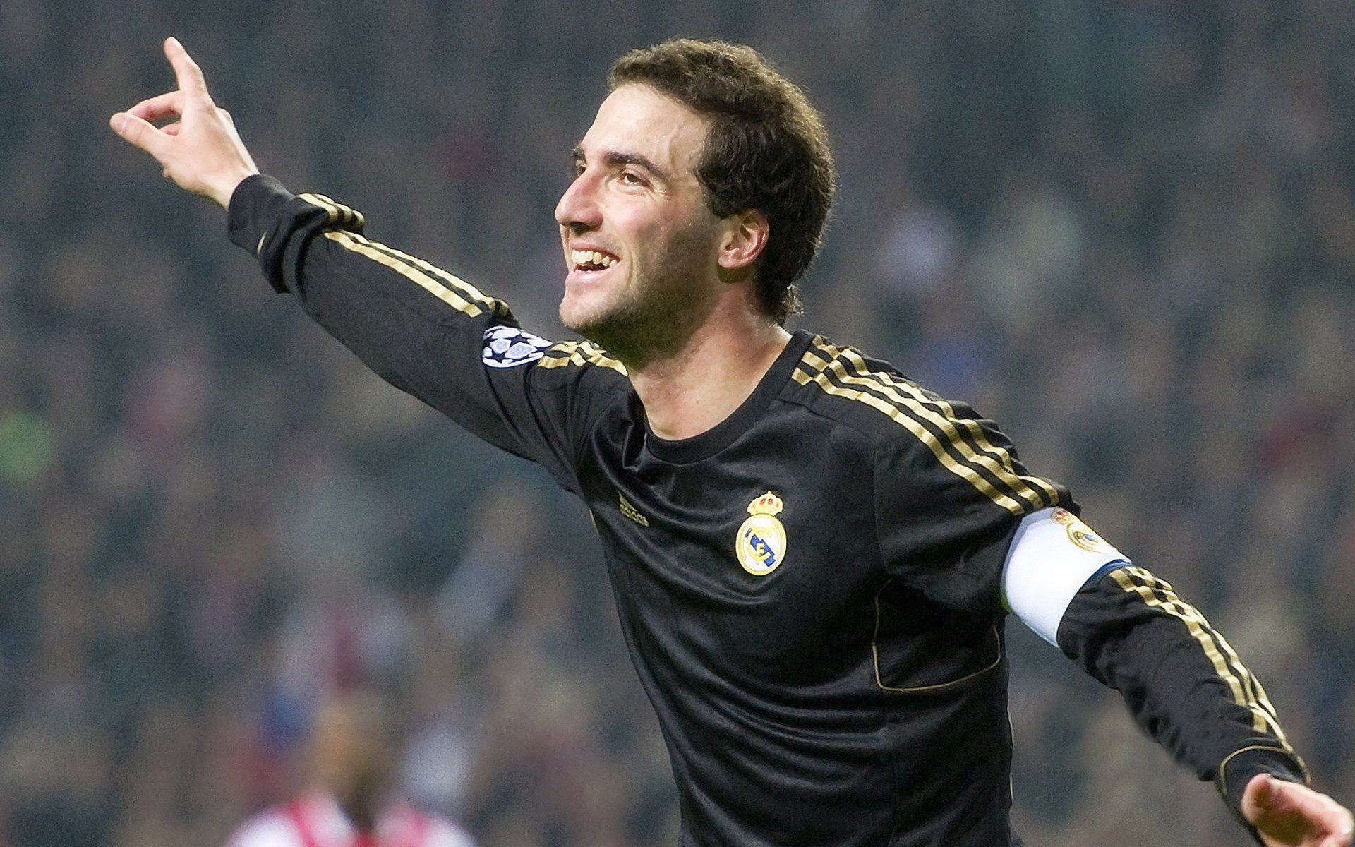 电子竞技足球比赛成为新潮流，吸引大批年轻观众，电竞足球项目